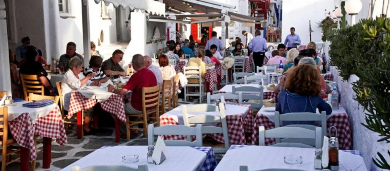 Πρώην εργαζόμενοι σε ταβέρνες συμβουλεύουν τι να μην τρώμε στα τουριστικά μέρη